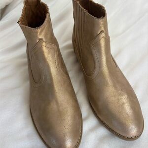 Women’s Gold Metallic Ankle Booties Size 10 great condition